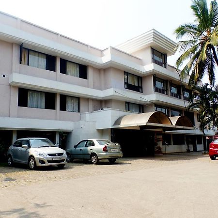 Hotel Highway Garden Kochi Buitenkant foto