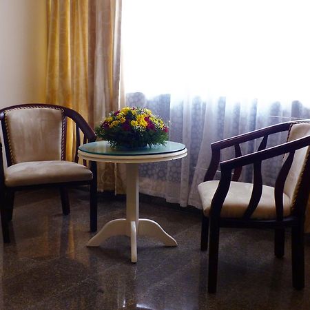 Hotel Highway Garden Kochi Buitenkant foto