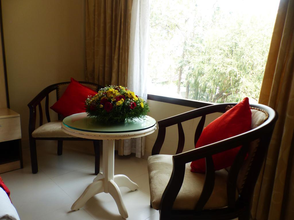 Hotel Highway Garden Kochi Buitenkant foto