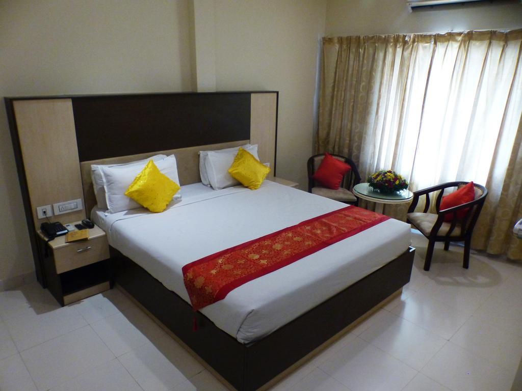 Hotel Highway Garden Kochi Buitenkant foto