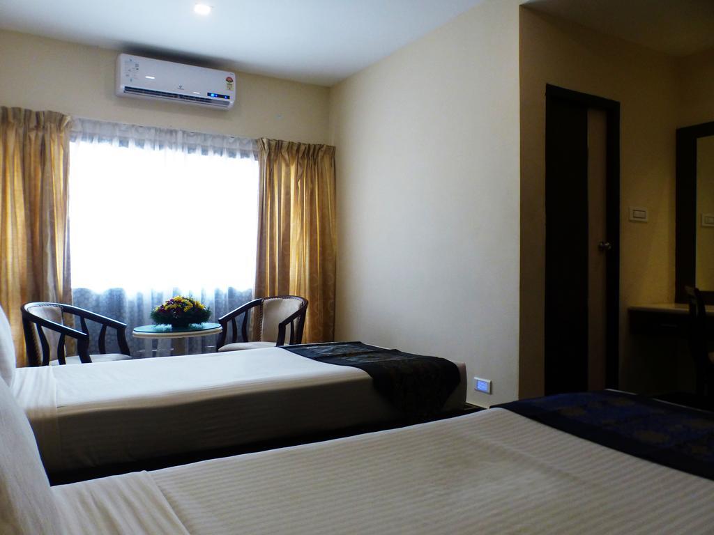 Hotel Highway Garden Kochi Buitenkant foto