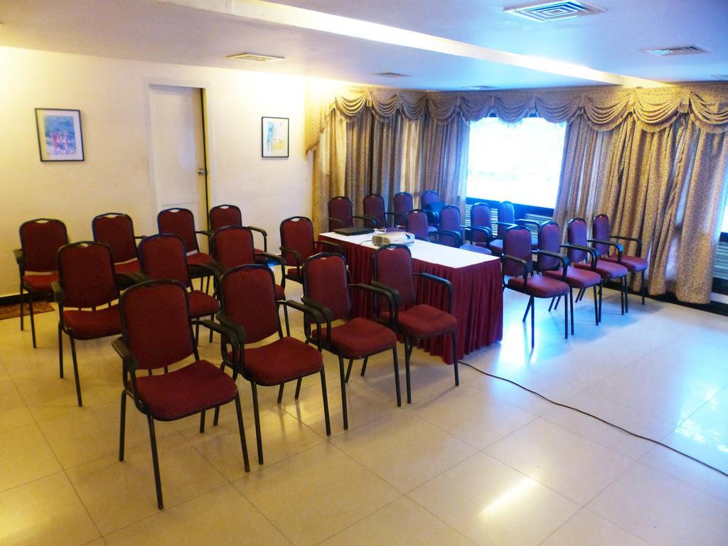Hotel Highway Garden Kochi Buitenkant foto