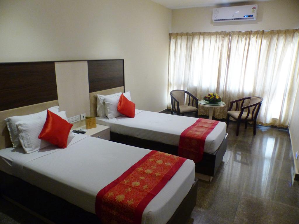 Hotel Highway Garden Kochi Buitenkant foto