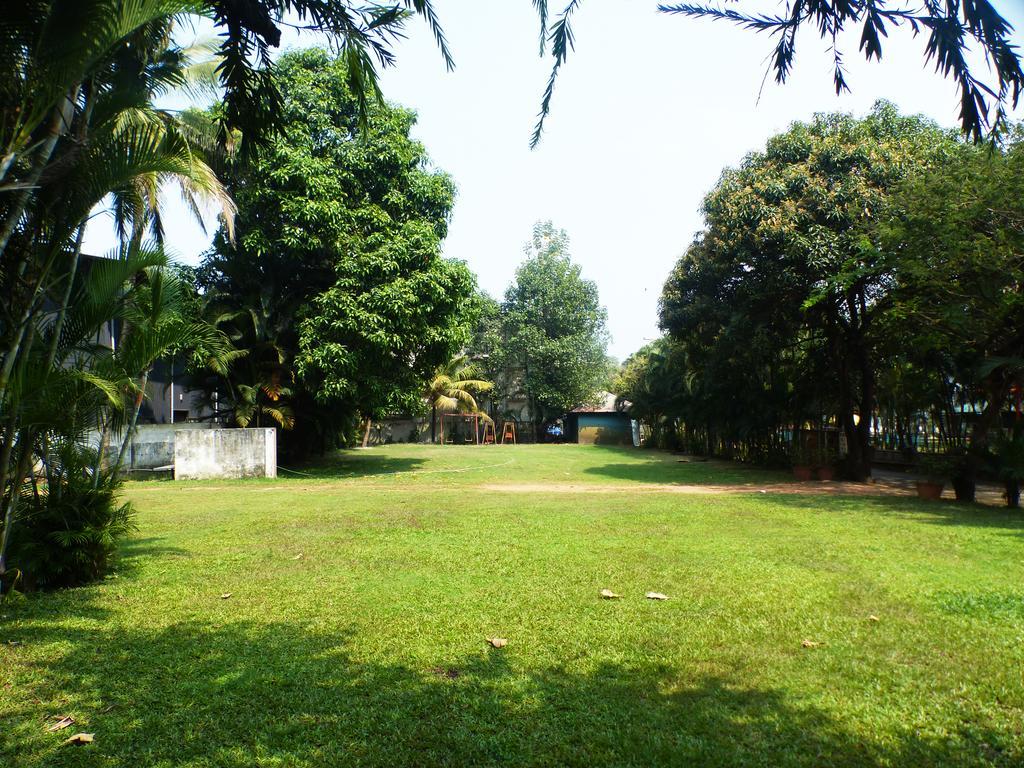 Hotel Highway Garden Kochi Buitenkant foto