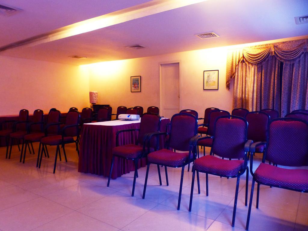 Hotel Highway Garden Kochi Buitenkant foto