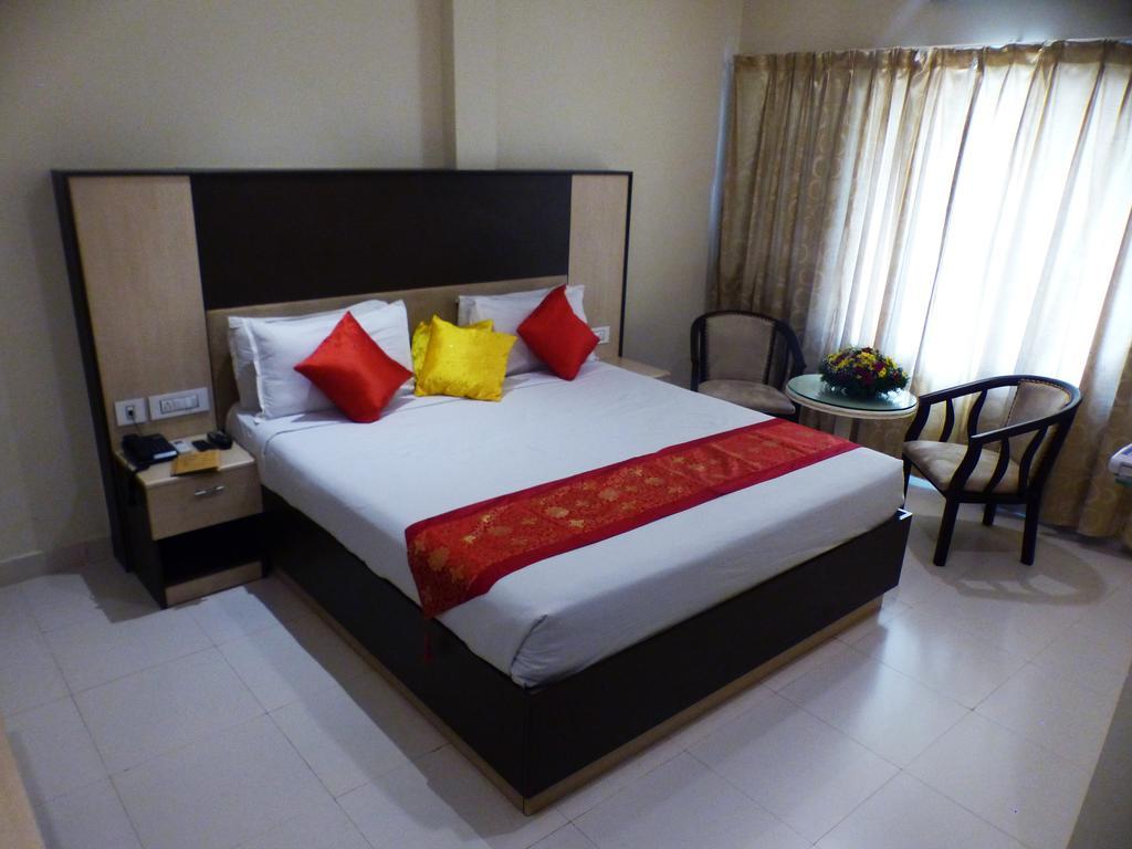 Hotel Highway Garden Kochi Buitenkant foto